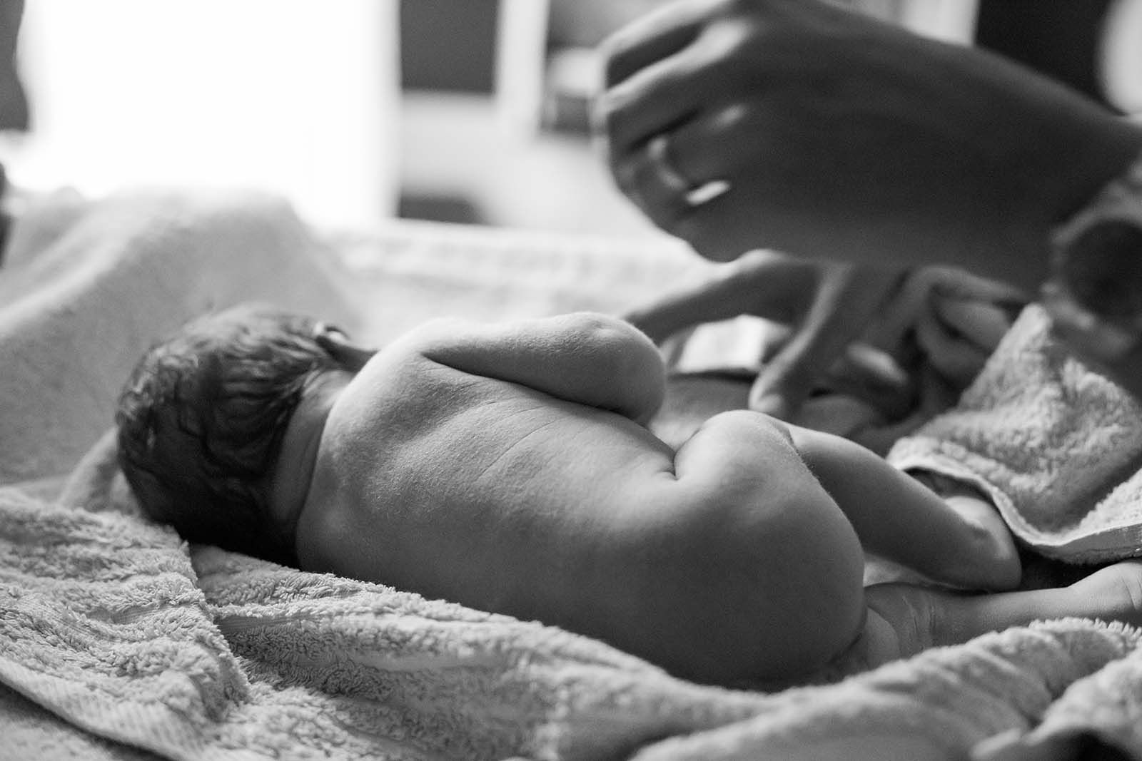 Ein nacktes Baby kurz nach der Geburt.